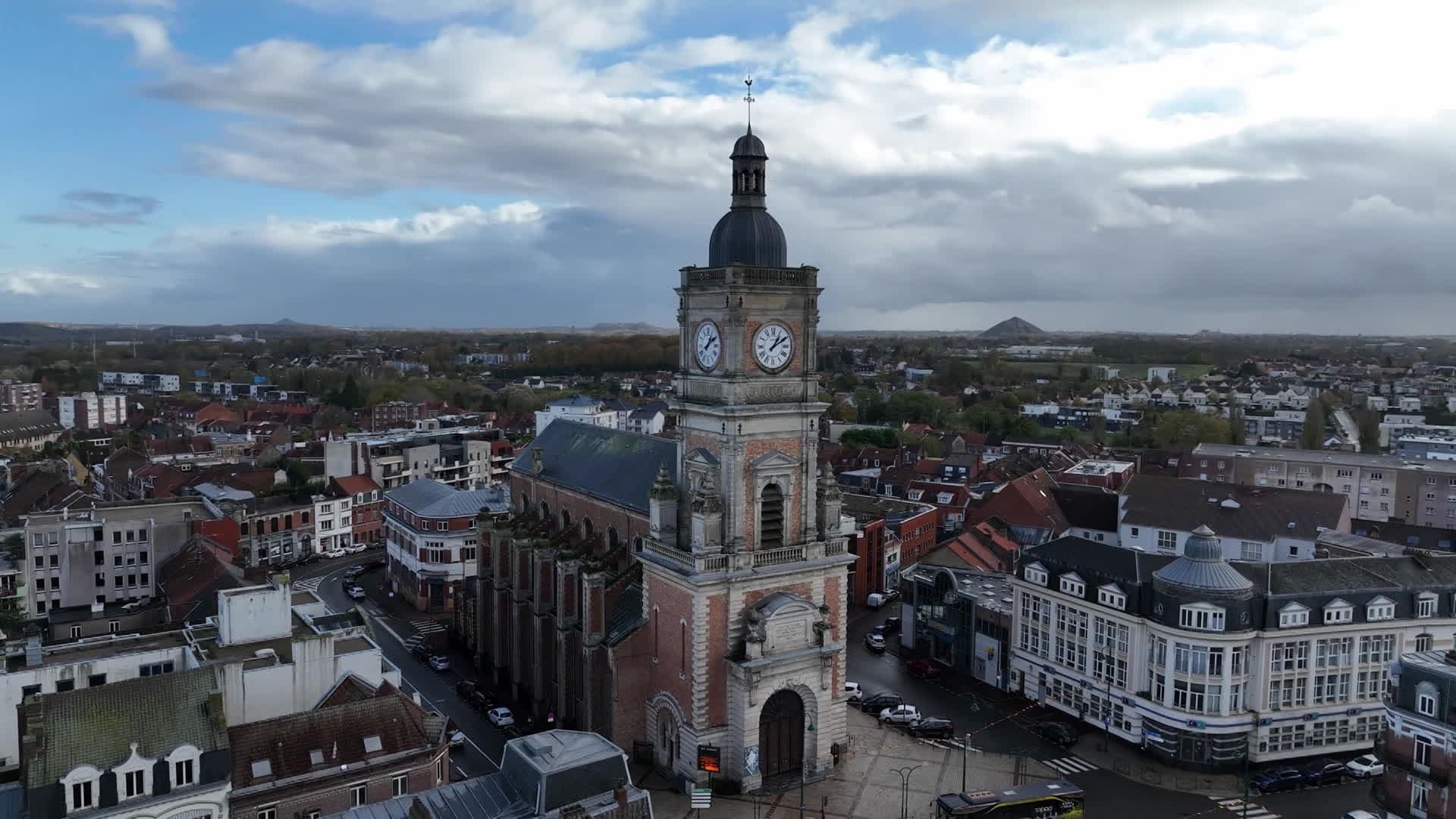 Vue aérienne du centre de Lens, église Saint-Léger et toits de la ville